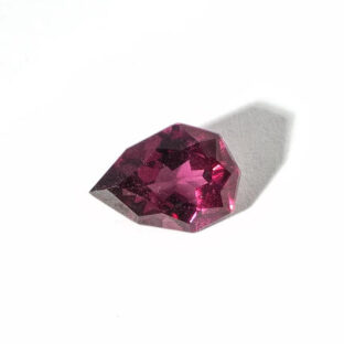 【ぶどう色に輝く美しいカット】ロードライトガーネット 1.5ct