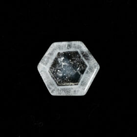白い余白が引き立てる透明な世界｜ファントムクォーツ 3.1ct 六角形スライス