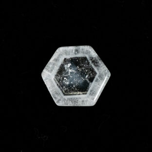 白い余白が引き立てる透明な世界｜ファントムクォーツ 3.1ct 六角形スライス