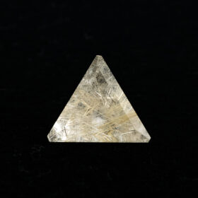 水晶の光とルチルの閃光が重なる、ピラミッドカットのミステリアスな世界｜ルチルクォーツ 8.6ct