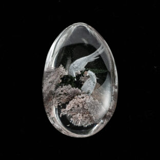 【希少な沈み彫り】インタリオルース 99.2ct｜ガーデンクォーツの森に息づく鳥たちの楽園